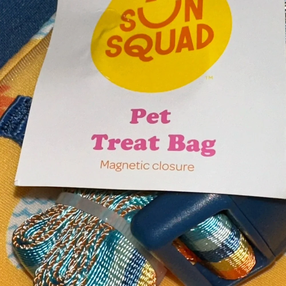 Pineapple Pet Treat bag with magnetic closure, attached‎ leash for the bag NWT